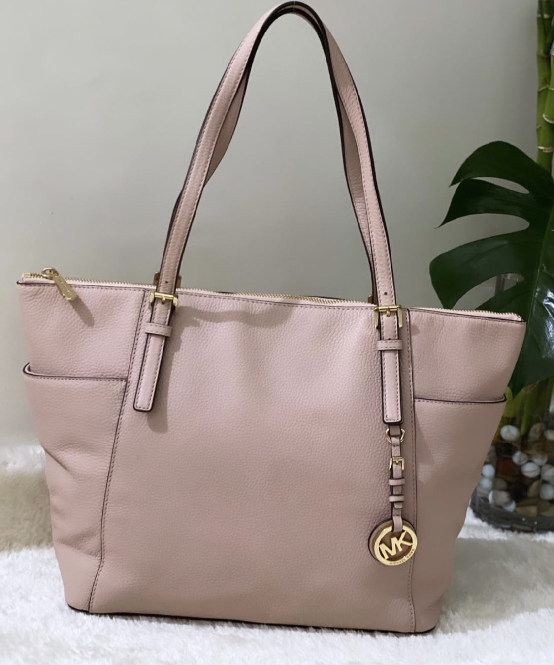 How cute are these Michael Kors tote bags?! #outlet #outletshopping #, Michael  Kors Bags
